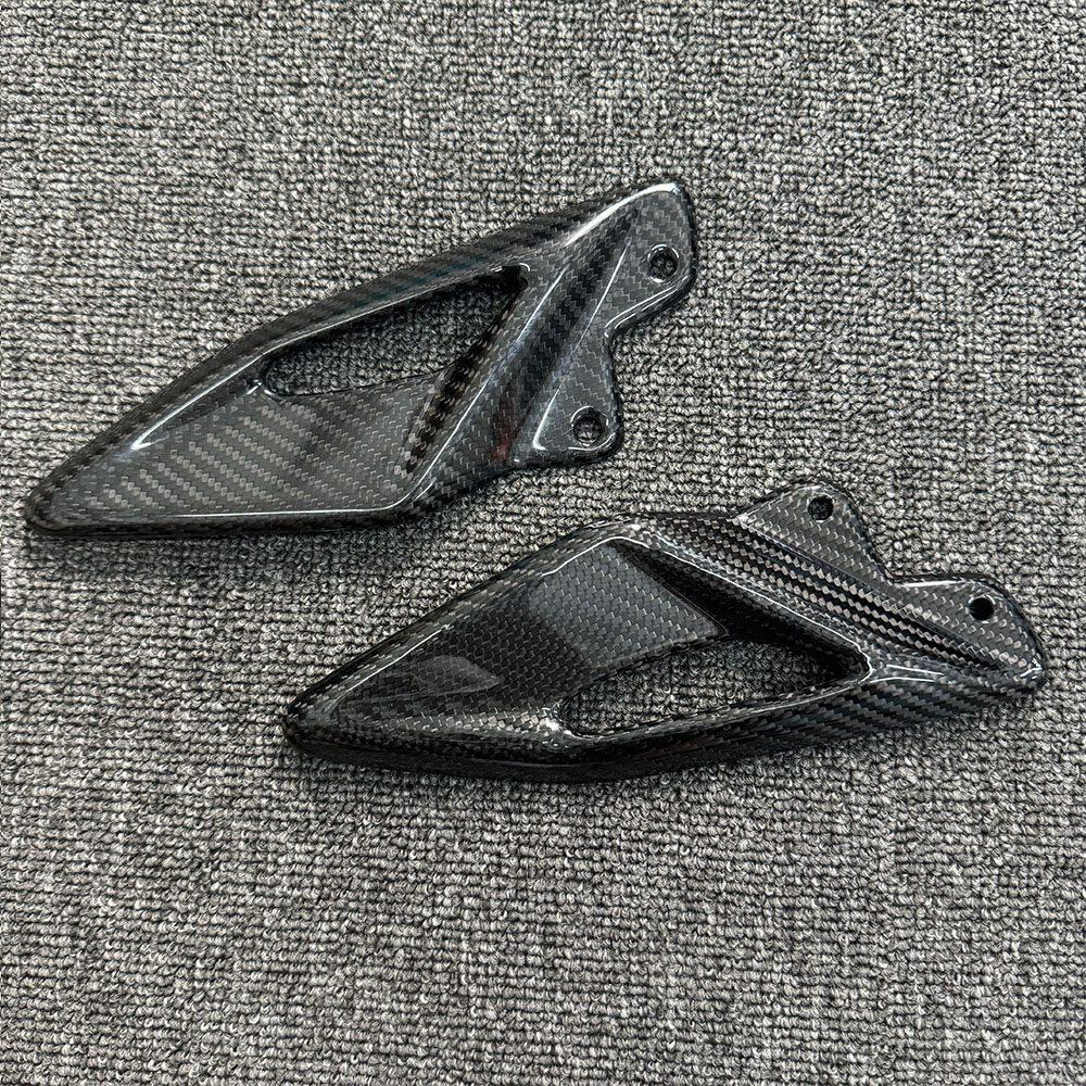 For Triumph Street Triple 660  - Crepe Pan Carbon recension och pris